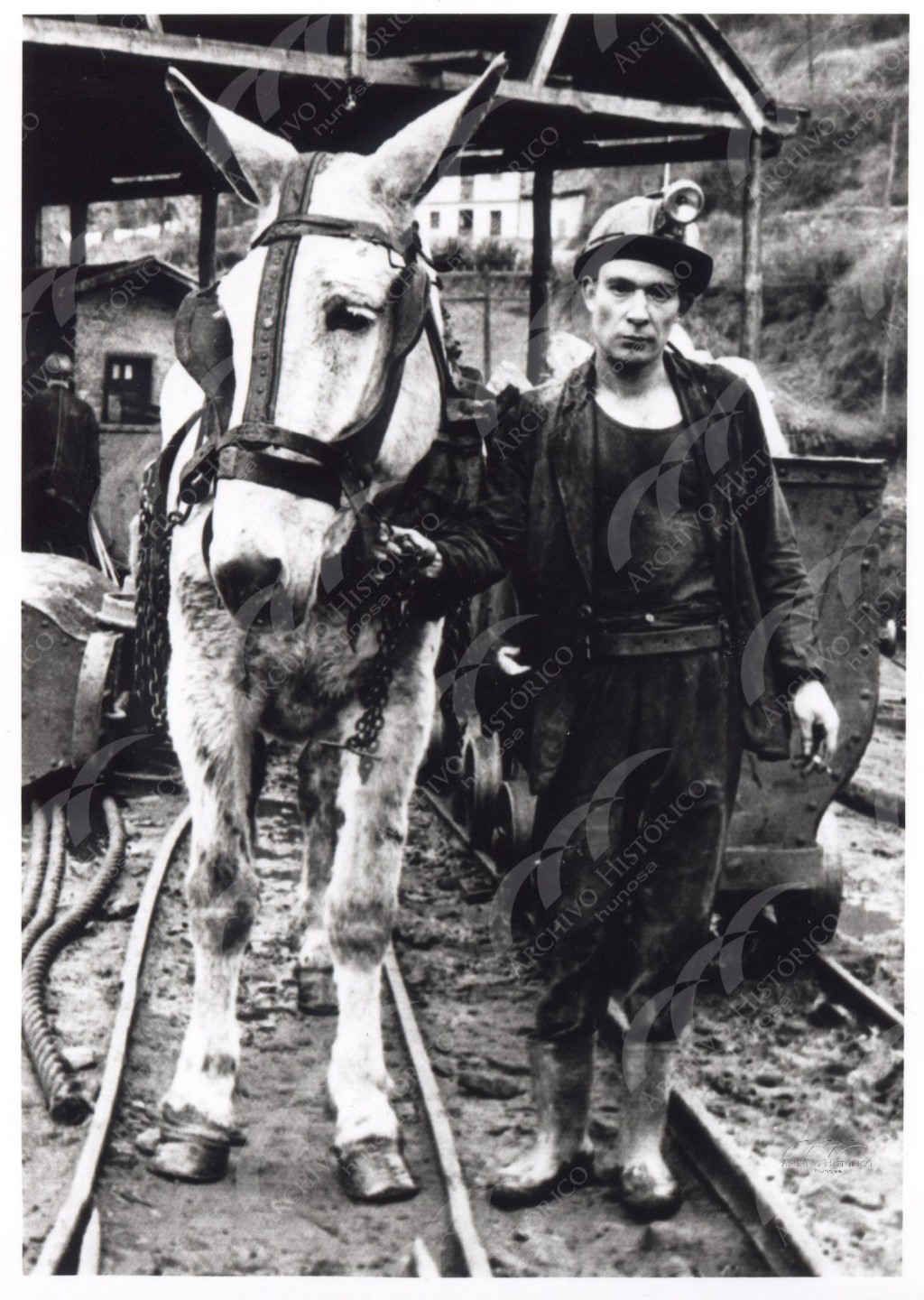 Caballista y mula embarque San Jorge Archivo Histórico